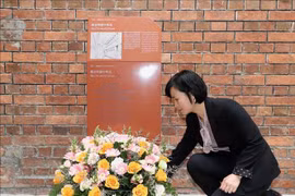 Vietnamese Consul General in Hong Kong and Macau (China) Le Duc Hanh at the wreath-offering ceremony. (Photo: VNA)