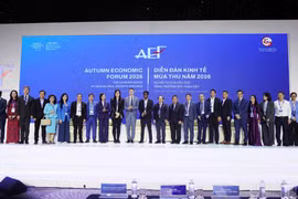 Participants pose for a group photo at a session of the Autumn Economic Forum 2026. (Photo: VNA)