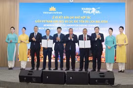Tourism Malaysia and Vietnam Airlines sign a Memorandum of Cooperation in Hanoi on August 1 to strengthen tourism ties and promote two-way travel between Malaysia and Vietnam. (Photo courtesy of Tourism Malaysia)
