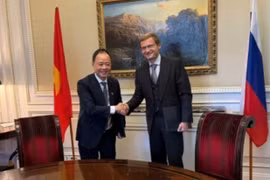 Prof. Dr Tran Hong Thai (L), President of the Vietnam Academy of Science and Technology, and Artyom Zassourky, Vice President at Russian conglomerate AFK Sistema, at their meeting. (Photo published by VNA)