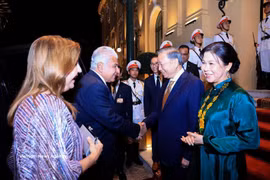 General Secretary of the Communist Party of Vietnam Central Committee and President To Lam and his spouse welcome Panamanian President José Raúl Mulino and his spouse (Photo: VNA)