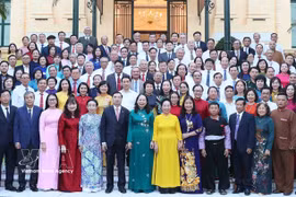 Vice President Vo Thi Anh Xuan (seventh, left, front row) and delegates pose for a group photo. (Photo: VNA)