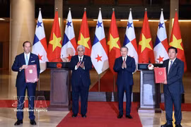 General Secretary of the Communist Party of Vietnam Central Committee and President To Lam (second, right) and Panama President José Raúl Mulino (second, left) witness the exchange of an agreement on maritime transport cooperation between the Governments of Vietnam and Panama (Photo: VNA)