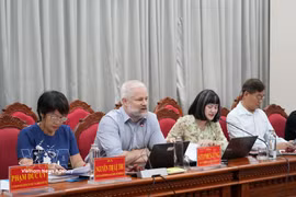WB Senior Environmental Specialist and Task Team Leader Stephen Ling speaks at the working session (Photo; VNA)