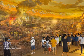 Visitors tour Dien Bien Phu Victory Museum (Photo: VNA)