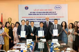 Representatives of the Ministry of Health's Maternal and Child Health Department and Roche Vietnam sign a Memorandum of Understanding on the development and implementation of the National Action Plan on Breast Cancer and Cervical Cancer Prevention and Control in Hanoi on July 22 (Photo: the organiser)