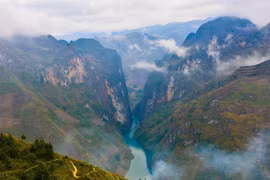 Nho Que River - a masterpiece of nature in the Dong Van Karst Plateau in Tuyen Quang province (Photo: VNA)