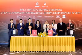 Representatives of Sun Group and Accor at the signing ceremony. (Photo: Sun Group)