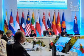 Vietnamese Minister of Foreign Affairs Le Hoai Trung and his New Zealand counterpart Winston Peters co-chair the ASEAN Post-Ministerial Conference with New Zealand on the sidelines of the 59th ASEAN Foreign Ministers' Meeting (AMM-59) and Related Meetings in Manila, the Philippines, on July 22. (Photo: Courtesy of the Ministry of Foreign Affairs)