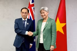Vietnamese Minister of Foreign Affairs Le Hoai Trung (L) and his Australian counterpart Penny Wong in their meeting in Manila on July 22. (Photo: Courtesy of the Ministry of Foreign Affairs)