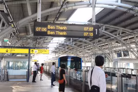 Passengers wait for Metro Line 1 at Thao Dien Station, An Khanh ward, Ho Chi Minh City. (Photo: VNA)