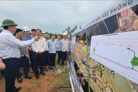 Minister of Construction Tran Hong Minh inspects the implementation of the Lao Cai – Hanoi – Hai Phong railway's section running through Hung Yen province on July 24. (Photo: VNA)