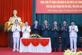 State President Luong Cuong (third, left) and heads of units of armed forces based in Phu Quoc (Photo: VNA)