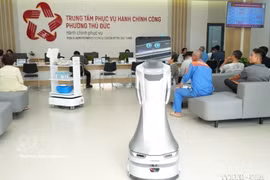 Thu Duc ward, Ho Chi Minh City, has put a robot into trial operation to assist residents with procedures for online public services. (Photo: VNA)