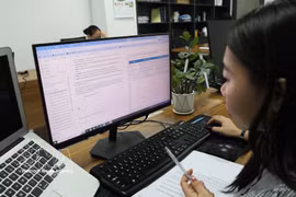 Using AI to search and process legal information (Photo: VNA)