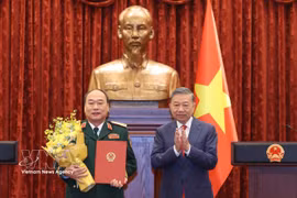 General Secretary of the Communist Party of Vietnam Central Committee and President To Lam (right) presents the decision to Le Quang Dao on September 4. (Photo: VNA)