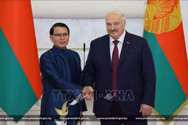 Vietnamese Ambassador to Belarus Nguyen Van Trung (L) and President Alexander Grigoryevich Lukashenko at the meeting in Minsk on September 11. (Photo: VNA)