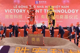 Delegates at the ground-breaking ceremony of the Victory Giant Technology Vietnam factory in Bac Ninh province. (Photo: VNA)