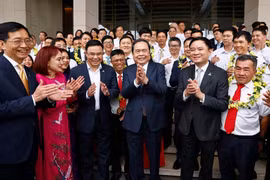 National Assembly Chairman Tran Thanh Man (centre) is with outstanding workers of the Vietnam Oil and Gas Group (now the Vietnam National Industry - Energy Group - Petrovietnam). (Photo: VNA)