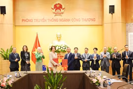 The signing ceremony of an MoU on cooperation to develop a competitive electricity market between the Electricity Authority of Vietnam and the Australian Embassy in Vietnam. (Photo: Ministry of Industry and Trade)