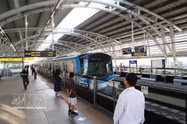 Passengers board Metro Line No. 1 (Ben Thanh–Suoi Tien), travelling from Thu Duc city to downtown Ho Chi Minh City. (Photo: VNA)