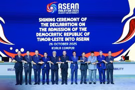 Prime Minister Pham Minh Chinh (fourth from left) and heads of delegations pose for a group photo at the opening ceremony of the 47th ASEAN Summit and Related Summits. (Photo: VNA)