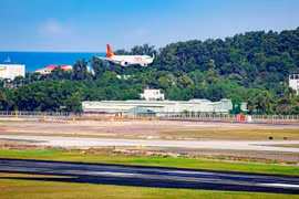 The first commercial flight lands on the new runway at the Phu Quoc International Airport (Photo: nhandan.vn)