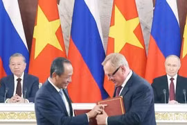 Representatives from Vietnam Airlines and Russia’s state-owned VTB Bank exchange the MOU on cooperation. (Photo: nhandan.vn)