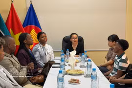 Vietnamese Ambassador to Mozambique Tran Thi Thu Thin (centre) meets with Mozambican students preparing to begin their studies in Vietnam in the 2026-2027 academic year. (Photo: VNA)