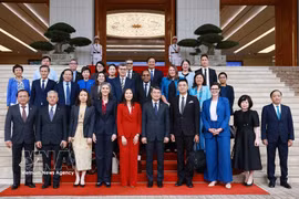 PM Le Minh Hung poses for a photo with UN Resident Coordinator in Vietnam Pauline Tamesis and heads of UN agencies in Vietnam (Photo: VNA)