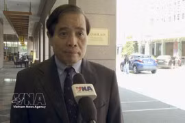 Prof. Vu Minh Khuong of the Lee Kuan Yew School of Public Policy grants an interview to the Vietnam News Agency (Photo: VNA)