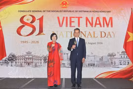 Vietnamese Consul General Le Duc Hanh (left) and Paul Chan, Financial Secretary of the Hong Kong Special Administrative Region at the event (Photo: VNA)