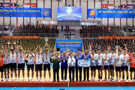 The championship title of the ASEAN Armies’ Open Volleyball Tournament 2026 presented to the Vietnam People’s Army team in Hanoi on August 25. (Photo: VNA)