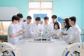 A lecturer guides students on how to diagnose diseases in aquatic animals. (Photo: VNA)