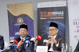Abu Bakar Yusof (left), Chief Executive Officer of the Malaysia External Trade Development Corporation (Matrade), and Dr. Sirajuddin bin Suhaimee, Director General of the Department of Islamic Development (JAKIM), Malaysia’s Halal certification authority (Photo: VNA)