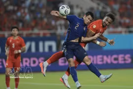 Vietnamese striker Xuan Son (No 12 ) causes a lot of difficulties for the Thai national team's defence (Photo: VNA)
