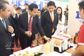 Delegates visit a booth of Vietnamese food processing businesses at the event (Photo: VNA)