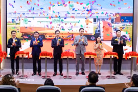 Representatives of C.P. Vietnam, the Ministry of Agriculture and Environment, the Embassy of the Republic of Korea (RoK) in Vietnam and the Animal Husbandry Association of Vietnam attend a ceremony marking the export of the country’s first shipment of processed chicken to the RoK. (Photo: VNA) 