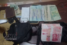 Border guards at the Lao Cai International Border Gate uncover and seize multiple cases involving the illegal transport of foreign currency through the Lao Cai International Road Border Gate. (Photo: VNA)