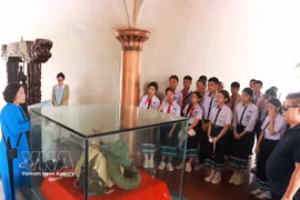 The delegation listens to stories about the heroic and tenacious battle to defend the ancient citadel of Quang Tri during the fierce 81-day- and-night campaign (Photo: VNA)