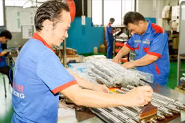 Workers of the Duy Khanh precision mechanical factory in Tang Nhon Phu ward, Ho Chi Minh City, manufacture support mechanical components. (Photo: sggp.org.vn)