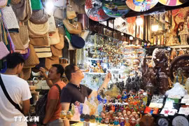 Visitors at Ben Thanh market (Photo: VNA)