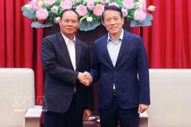 Minister of Public Security General Luong Tam Quang (right) receives Vilay Lakhamphong, Politburo Member and Standing Member of the Secretariat of the Lao People's Revolutionary Party (LPRP) Central Committee, in Hanoi on October 15 (Photo: VNA)