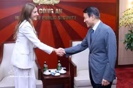 Minister of Public Security General Luong Tam Quang (R) meets with Rita Mokbel, President and CEO of Ericsson Vietnam, in Hanoi on October 15 (Photo: VNA)