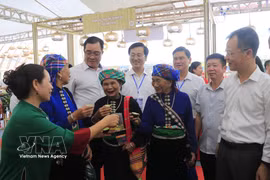 People enjoy tea at the fair. (Photo: VNA)