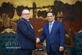 Prime Minister Pham Minh Chinh (right) and Chairman of the Belarusian State Forensic Examination Committee Volkov Alexei Aleksandrovich at their meeting on April 2 (Photo: VNA)