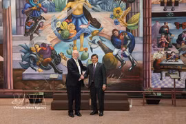 Deputy Minister of Agriculture and Environment Tran Thanh Nam and Mexican Secretary of Agriculture and Rural Development Julio Berdegué Sacristán in Mexico City. (Photo: VNA)