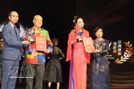 Consul General in Hong Kong and Macau Le Duc Hanh (right) and Vietnamese Cultural Ambassador to the AAFF Mai Thu Huyen (second, right) at the awards ceremony. (Photo: VNA)