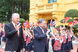 Vietnamese Party General Secretary To Lam and First Secretary of the Communist Party of Cuba Central Committee and President of Cuba Miguel Díaz-Canel at the welcome ceremony in Hanoi on September 1. (Photo: VNA) 