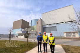 Vietnamese Ambassador to Austria and Slovenia Vu Le Thai Hoang (centre) visits the Krško Nuclear Power Plant. (Photo: VNA)